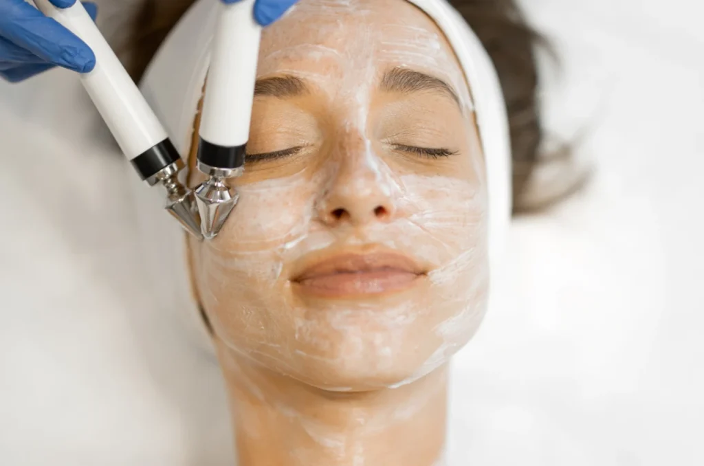 Dentista Aplicando Preenchedores Faciais Em Um Paciente Dentista Aplicando Preenchedores Faciais Em Um Paciente