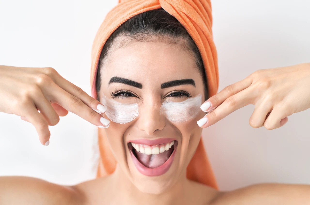 Paciente Sorrindo Com Rosto Rejuvenescido Apos Procedimento De Harmonizacao Facial Paciente Sorrindo Com Rosto Rejuvenescido Apos Procedimento De Harmonizacao Facial