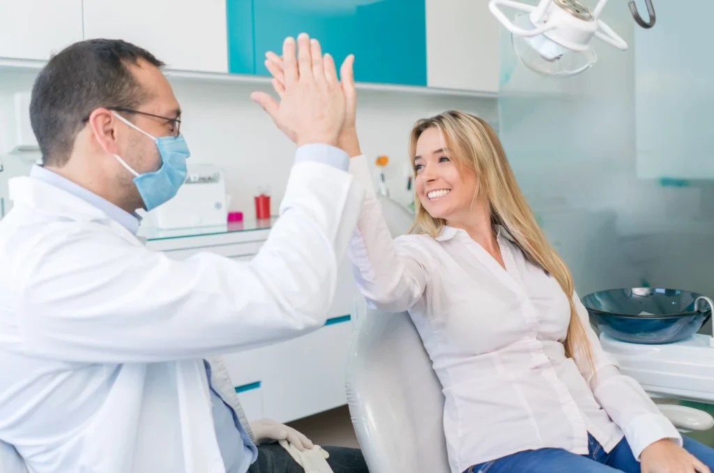 Dentista E Paciente Feliz Apos Realizar Um Tratamento De Canal Dentista E Paciente Feliz Apos Realizar Um Tratamento De Canal