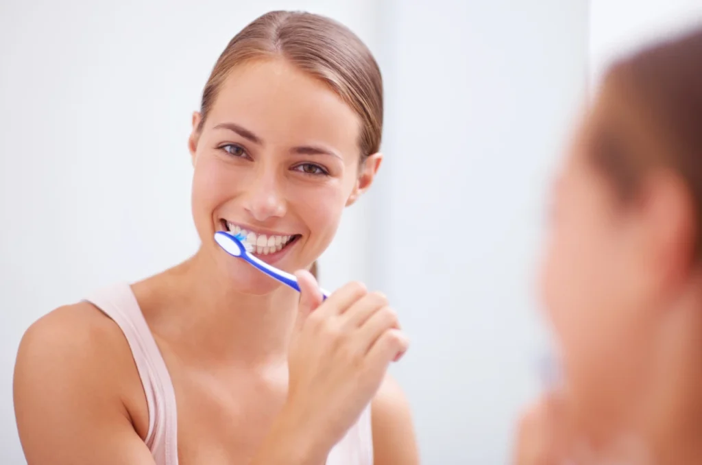 Mulher Escovando Os Dentes Apos Clareamento Dental A Laser Mulher Escovando Os Dentes Apos Clareamento Dental A Laser