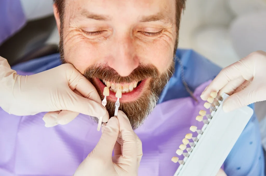 Dentista Mostrando Lente De Contato Dental Para Paciente Dentista Mostrando Lente De Contato Dental Para Paciente