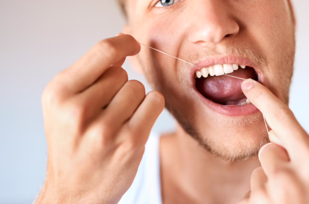 Homem Usando Fio Dental Odontologico Homem Usando Fio Dental Odontologico